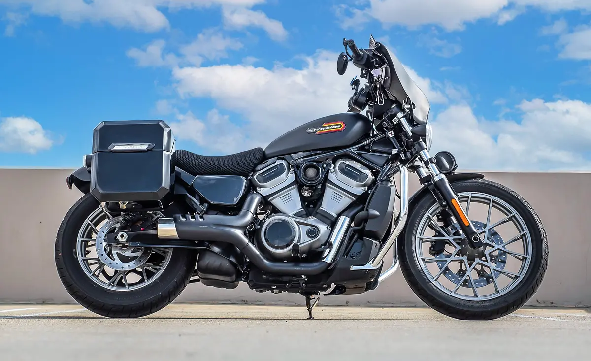 15L - Outlaw Quick Mount Medium Harley Sportster Nightster Rh975/S Painted Solo Saddlebag (Right Only) 2