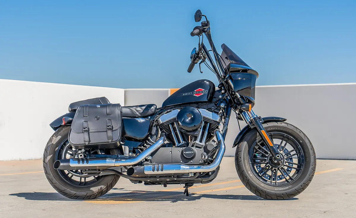 22L - Ghost Medium Shock Cutout Motorcycle Saddlebags For Harley Sportster Super Low Xl1200t 2