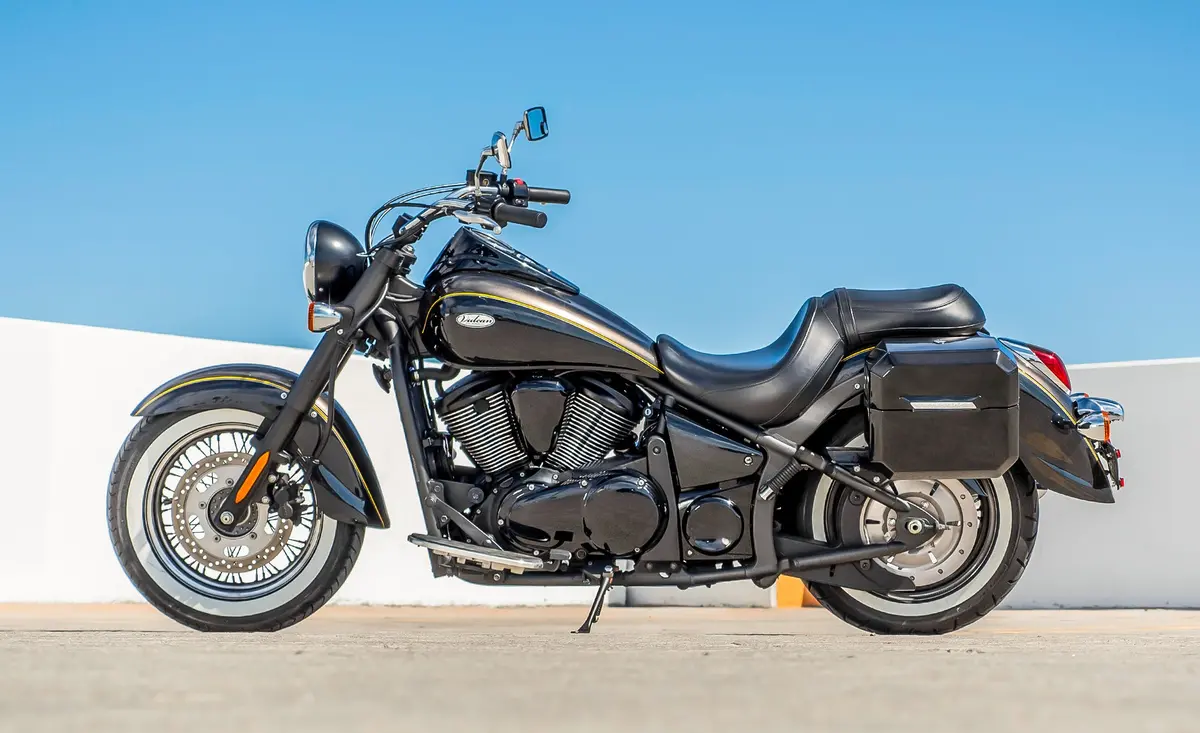 20L - Outlaw Quick-Mount Small Kawasaki Vulcan 900 Classic Vn900 Painted Hard Saddlebags 2