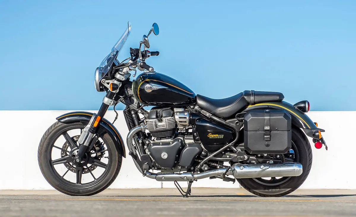 20L - Outlaw Quick-Mount Small Royal Enfield Super Meteor 650 Leather Wrapped Hard Saddlebags 2