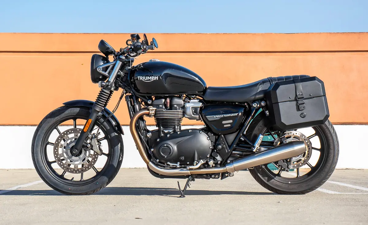 20L - Outlaw Quick-Mount Small Triumph Street Twin 900 (2016-21) Leather Wrapped Hard Saddlebags 2