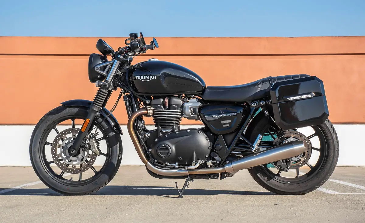 20L - Outlaw Quick-Mount Small Triumph Street Twin 900 (2016-21) Painted Hard Saddlebags 2