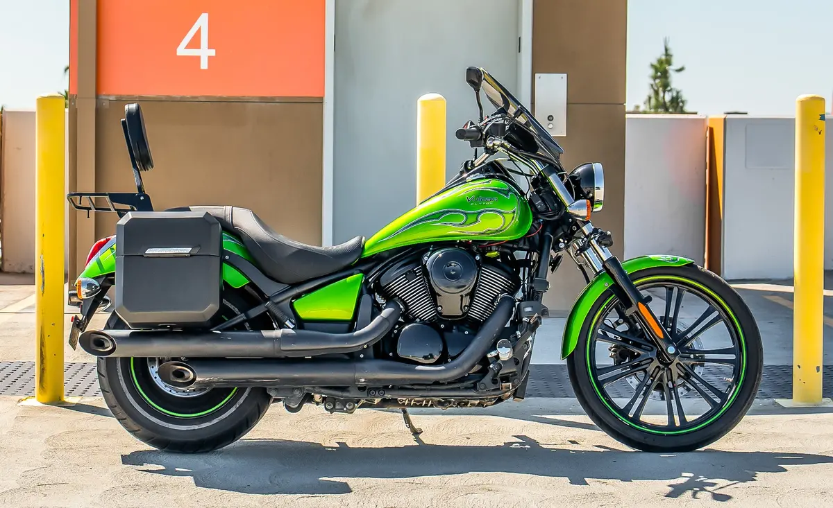 15L - Outlaw Quick Mount Medium Kawasaki Vulcan 900 Custom Matte Hard Solo Saddlebag (Right Only) 2