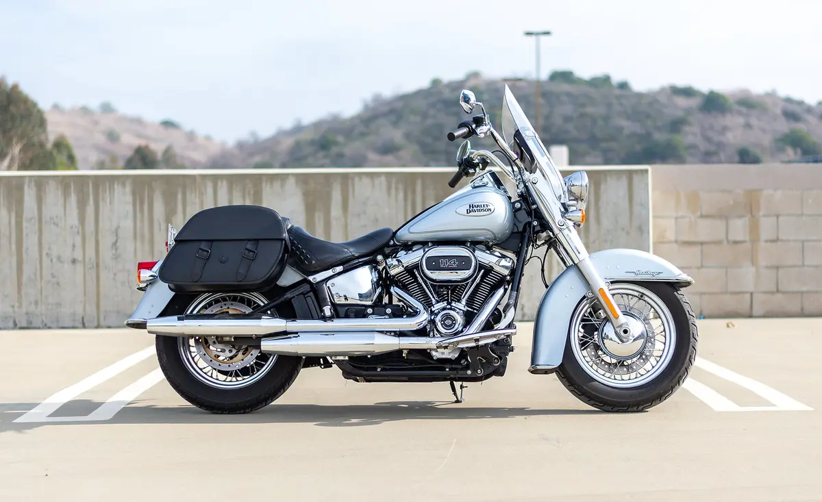 28L - Baelor Medium Hard Mount Saddlebags For Harley Softail Heritage Flstc/I 2