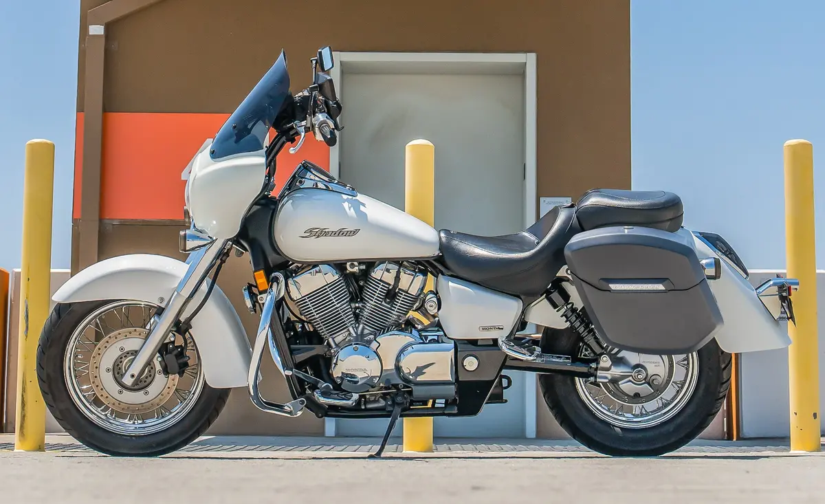 24L - Ironclad Quick-Mount Medium Honda 750 Shadow Aero Matte Hard Saddlebags 2