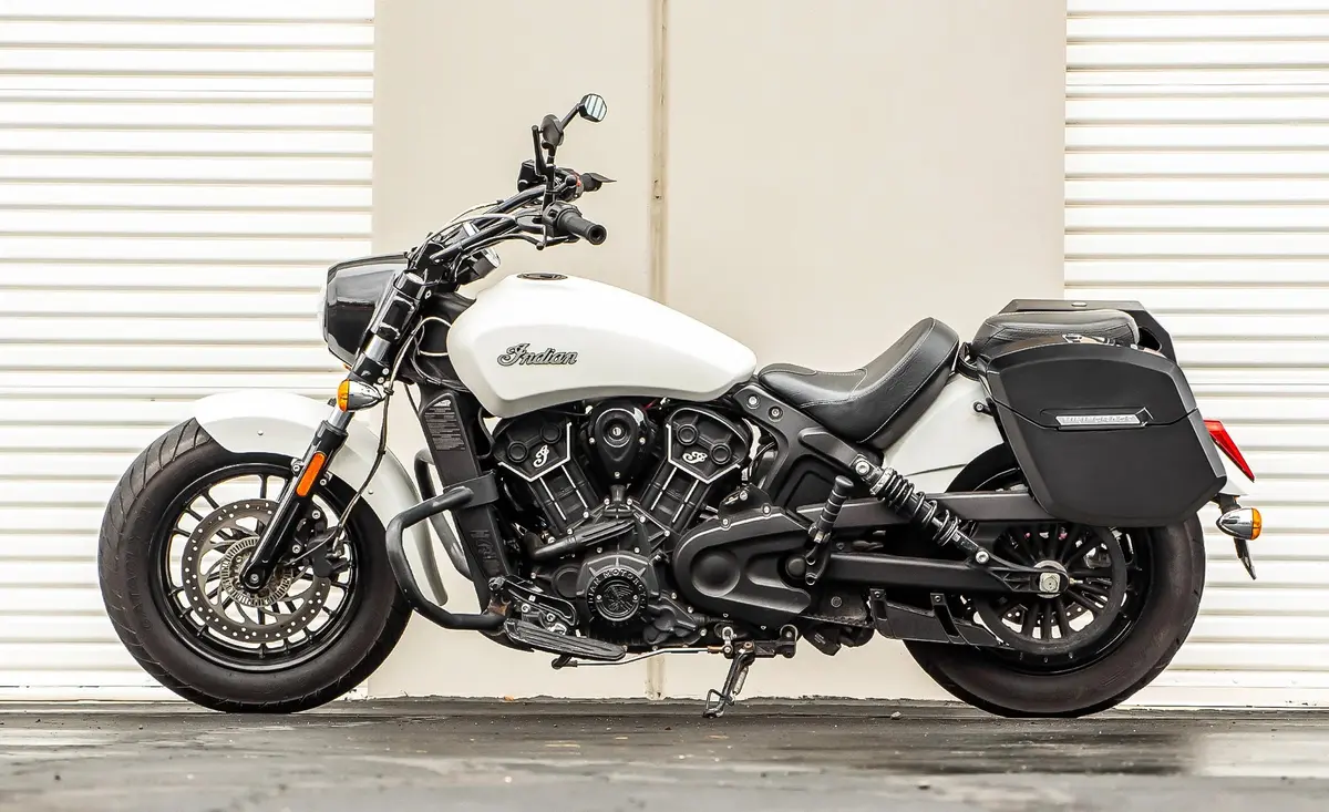 24L - Ironclad Quick-Mount Medium Indian Scout Painted Hard Saddlebags 2