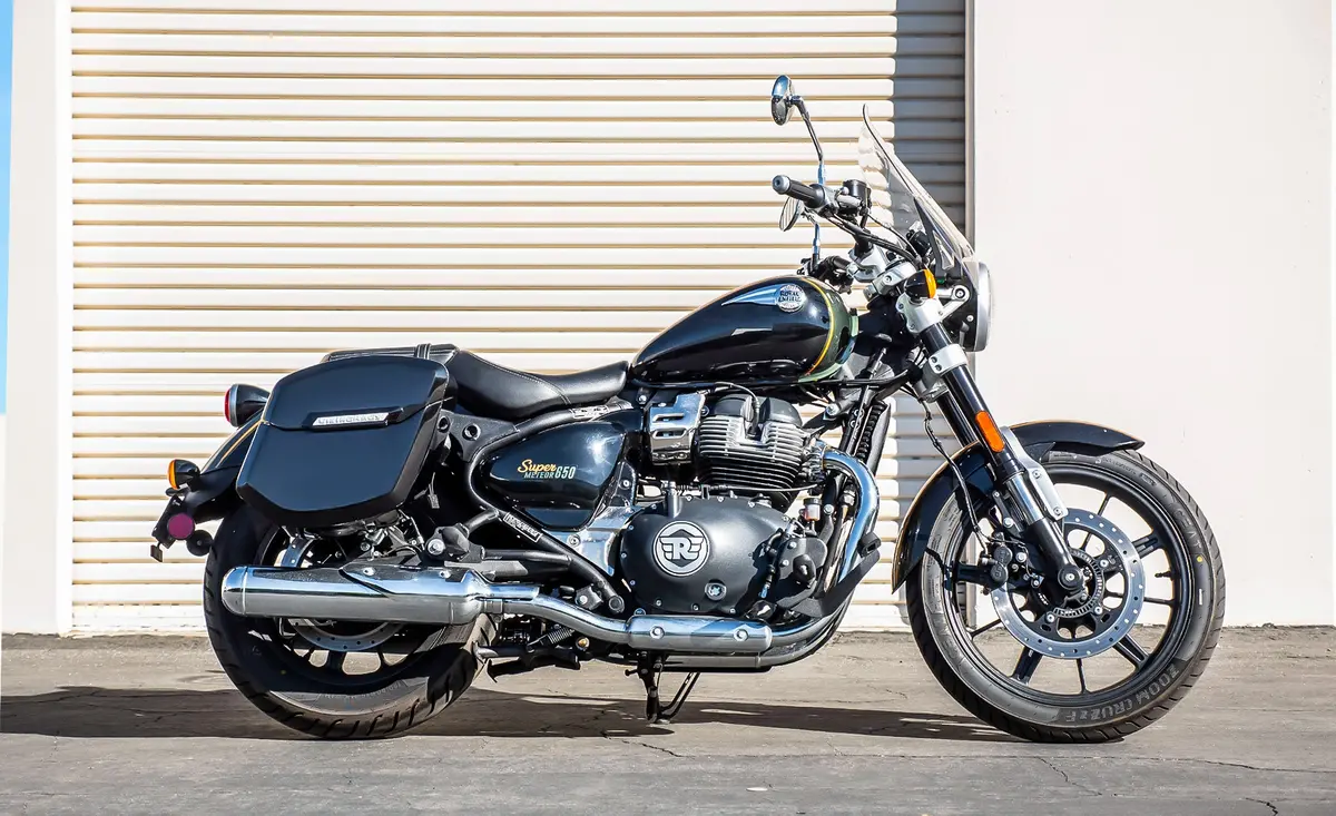 24L - Ironclad Quick-Mount Medium Royal Enfield Super Meteor 650 Painted Hard Saddlebags 2