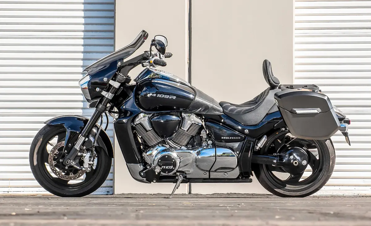24L - Ironclad Quick-Mount Medium Suzuki Boulevard M109 Vzr1800 Matte Hard Saddlebags 2