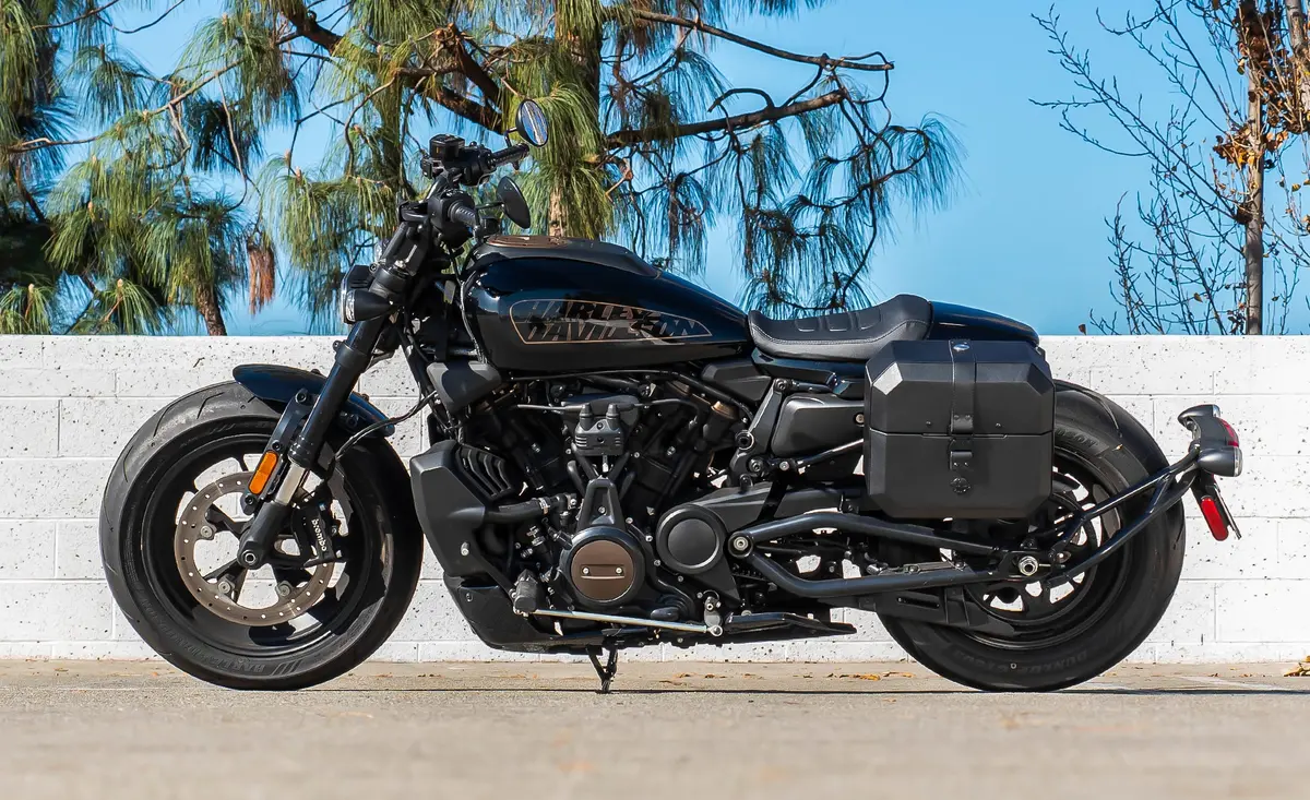 10L - Outlaw Quick Mount Small Harley Sportster S (Rh1250s) Hard Solo Saddlebag (Left Only) 2