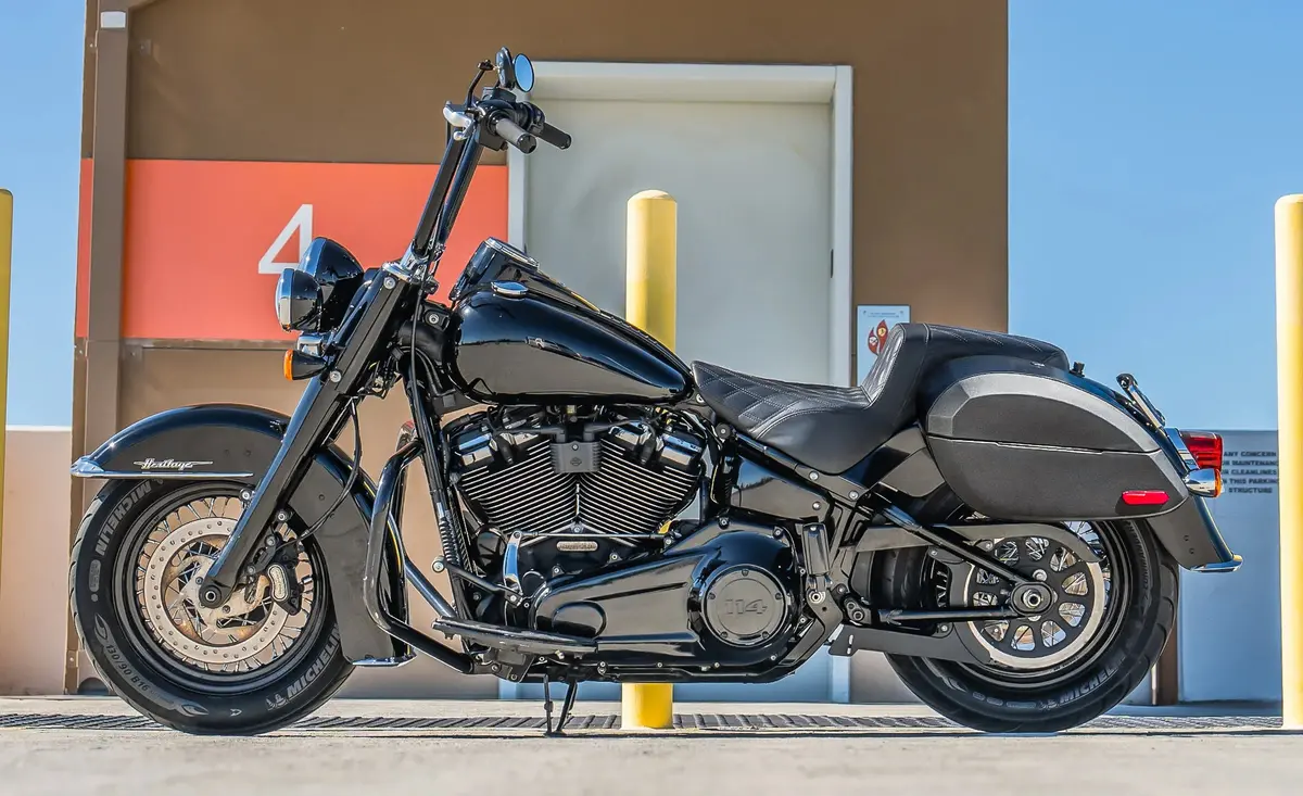 28L - Phantom Large Leather Wrapped Motorcycle Hard Saddlebags For Harley Softail Heritage Flhc/S 2