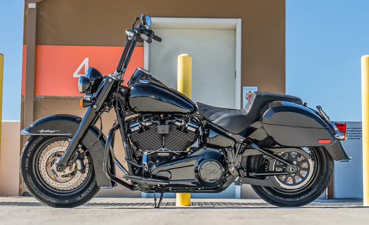 28L - Phantom Large Painted Motorcycle Hard Saddlebags For Harley Softail Heritage Flhc/S 2